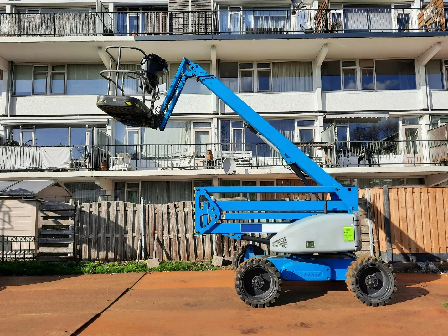 Top 10 Benefits of Using Mast Boom Lifts on Job Sites